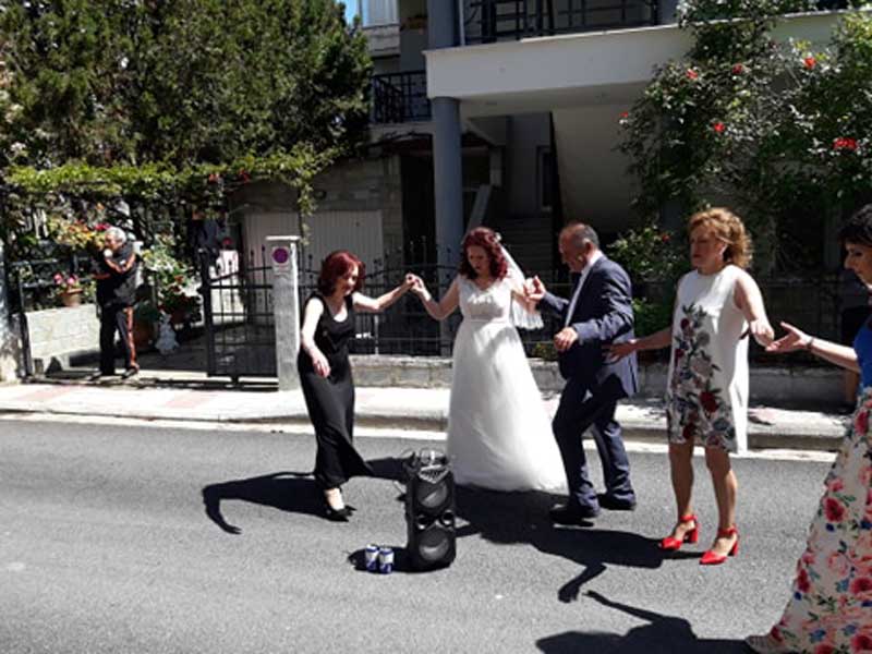 Ζευγάρι από την Κοζάνη δεν έβρισκε ιερέα  να τους στεφανώσει -Ζωντάνεψε η γειτονιά στο γλέντι της νύφης στην περιοχή του Αγίου Αθανασίου