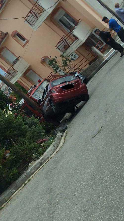 ΙΧ αυτοκίνητο έπεσε σε κολόνα της ΔΕΗ στην Τρουμπούλη