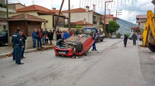 Τρελή πορεία: Αυτοκίνητο ξεριζώνει δέντρο, χτυπά σε περίπτερο και αναποδογυρίζει στη Σιάτιστα (Βίντεο)