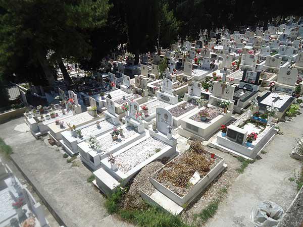 Ξέφραγο αμπέλι τα κοιμητήρια της Κοζάνης-H παρανομία ανθεί