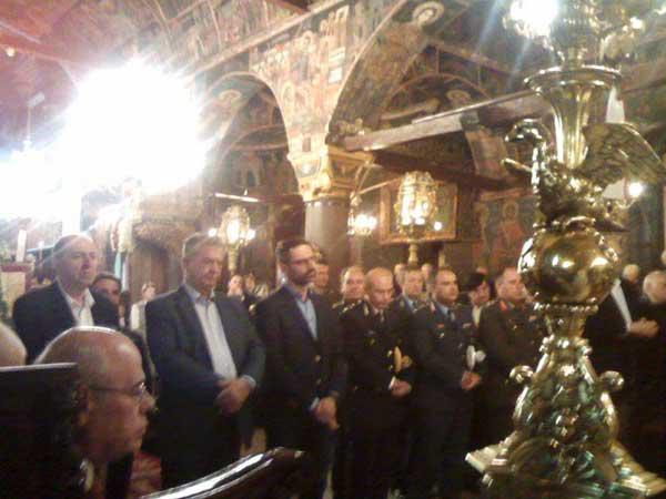 Αρκετός κόσμος στον Άγιο Νικόλαο στη Θεία Λειτουργία για το σεισμό (Φωτογραφίες)