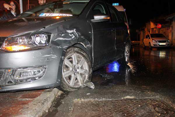 Ασυνείδητος οδηγός τράκαρε δυο οχήματα και εξαφανίστηκε, αλλά του έμεινε πίσω η …πινακίδα του αυτοκινήτου του!