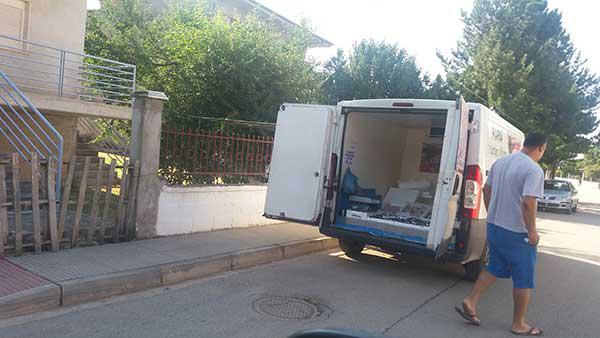 Ο «Λευτέρης ο φρέσκος» πουλά ψάρια στον Κρόκο και τα γύρω χωριά