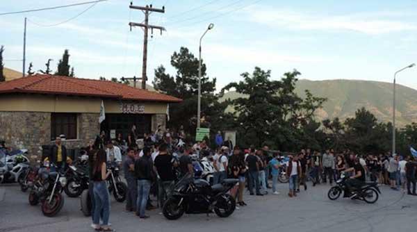 Σούζες, Κόντρες, Καμένα Λάστιχα, Πυροτεχνήματα και Ροκ Μουσική στο Πάρτι του ΜΟΣ στη Σιάτιστα (Φωτογραφίες-Βίντεο)