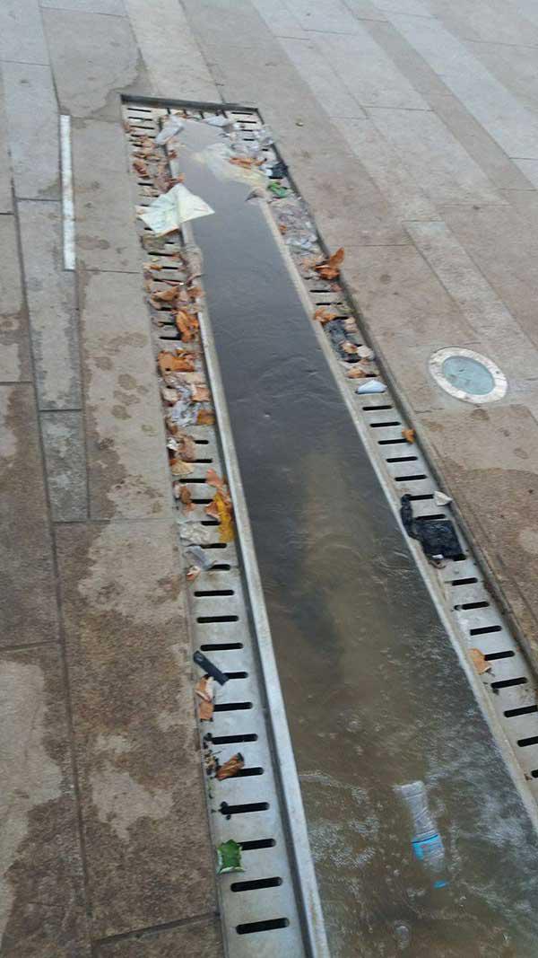 Τα συντριβάνια της πλατείας Κοζάνης γέμισαν σκουπίδια