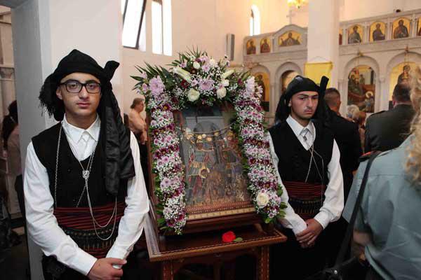 Πανηγυρίζει ο Άγιος Ιωάννης Βαζελώνας: Λιτανεία της εικόνας και των λειψάνων του Αγίου Σωφρονίου (φωτογραφίες)