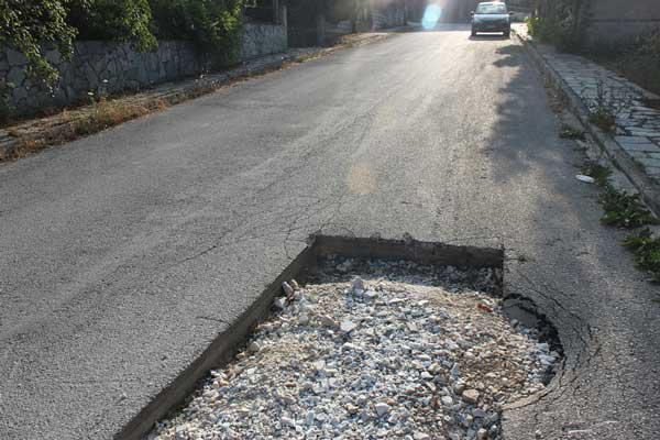 “Σκαλοπάτι” 20 εκ. στη μία λωρίδα κεντρικού δρόμου στο Μικρόβαλτο!