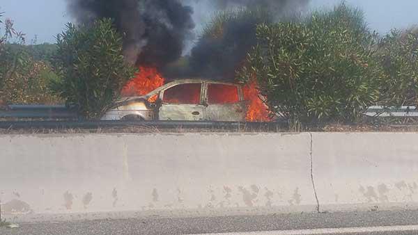 Δείτε φωτογραφίες από το φλεγόμενο ΙΧ στην Εγνατία Οδό λίγο πριν από τη Βέροια