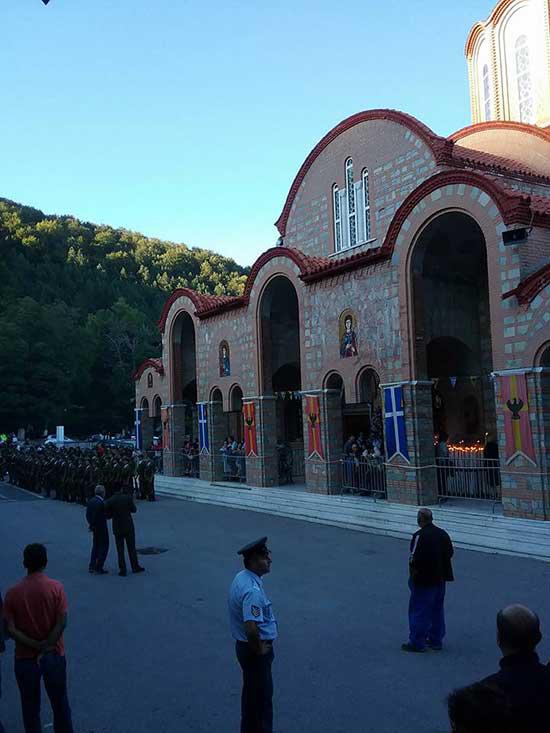 Τα παιδιά του Συναπαντήματος Νεολαίας Ποντιακών Σωματείων στην λιτάνευση της Ιερής εικόνας της Παναγίας Σουμελά