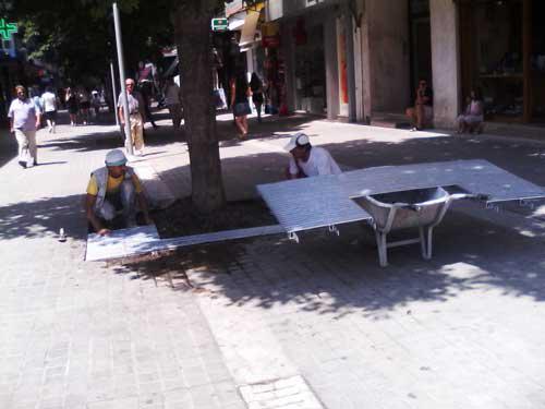 Ενισχυμένο πλέγμα στα δέντρα της πλατείας της Κοζάνης και τοποθέτηση μαρμάρινης επιγραφής