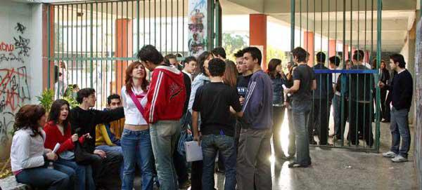 Τα κλειστά σχολεία της Κοζάνης, οι ανακοινώσεις και η αποδόμηση παιδιών-γονέων
