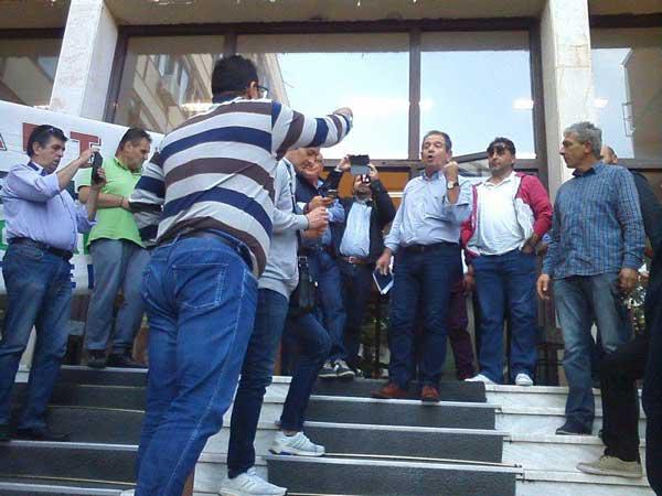 Θερμή υποδοχή επεφύλαξαν οι ΔΕΗτζήδες στο Μίμη Δημητριάδη
