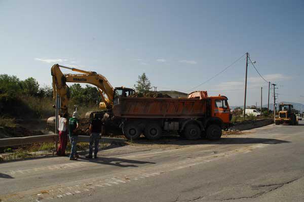 Προχωρούν οι εργασίες διάνοιξης του δρόμου στην πρώην γέφυρα ΟΣΕ (φωτογραφίες)