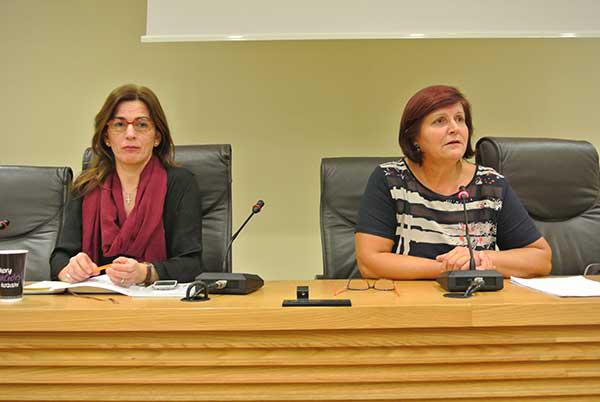 Η Φάνη περιμένει τους φανους και οι φανοι την Φανη