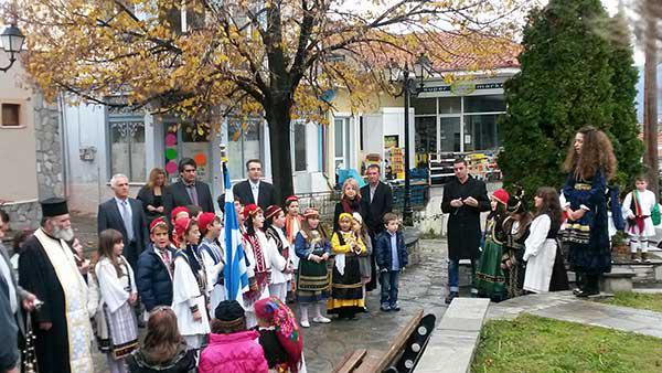 Κατάθεση Στεφάνων και παρέλαση μαθητών τού Δημοτικού σχολείου Καρυδίτσας