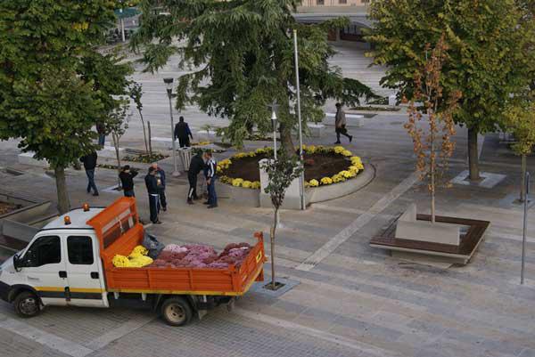 Νέα λουλούδια στα παρτέρια της πλατείας