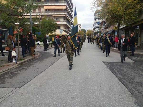 Σημαιοφόρος ο πρώην Δήμαρχος Κοζάνης Γιάννης Παγούνης με τη Λέσχη Ειδικών Δυνάμεων