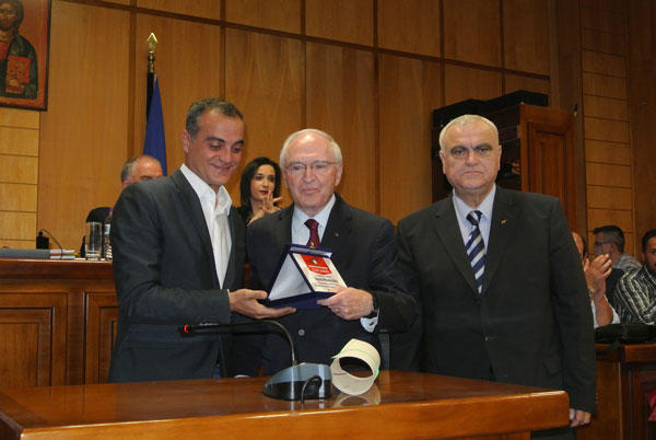 Το περιφερειακό συμβούλιο εξελίσσεται σε παράσταση