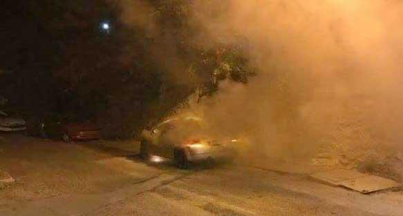 Φωτιά σε σταθμευμένο αυτοκίνητο μπροστά από το Δημαρχείο Σερβίων
