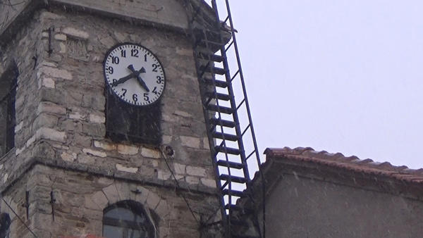 Το πρώτο χιόνι στο καμπαναριό του Μικροβάλτου (ΒΙΝΤΕΟ)