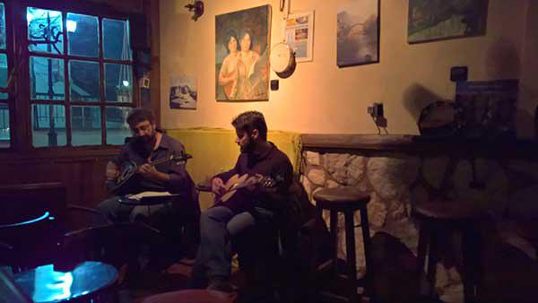 Οι Άμβυκες τραγούδησαν ρεμπέτικα στο ΚαΦεΛαΦαμ