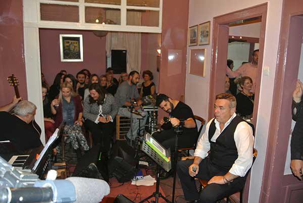 Ασφυκτικά γεμάτο το στέκι του Φιλοπρόοδου για τον Μανώλη Λιδάκη