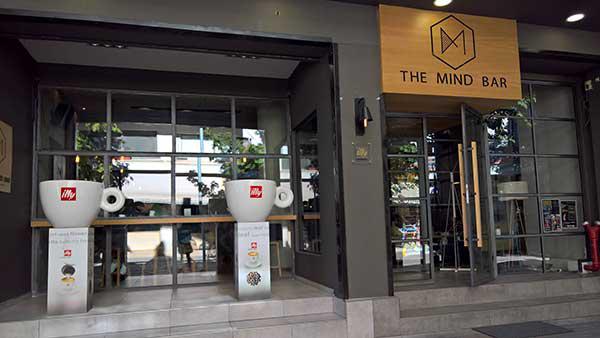 Δύο κούπες καφέ illy στο The Mind Bar