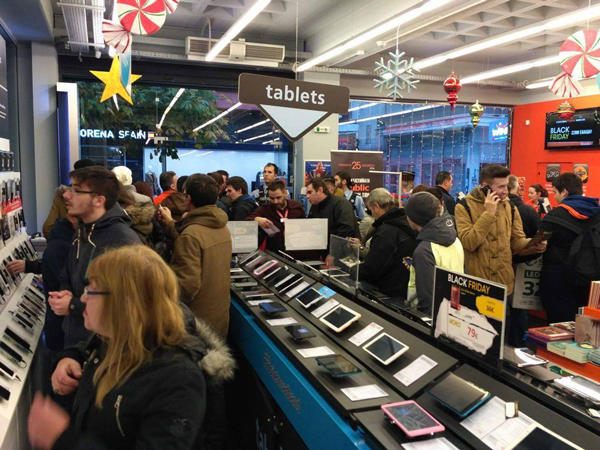Black Friday στα Public με αρκετό κόσμο