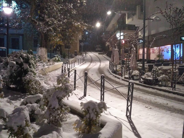 Μαγευτικές νυχτερινές λήψεις από τα χιονισμένα Σέρβια (φωτογραφίες)