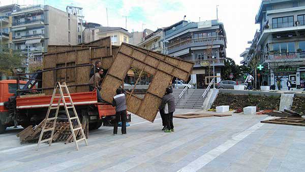 Στήνονται τα σπιτάκια για τα Χριστούγεννα στην πλατεία της Κοζάνης