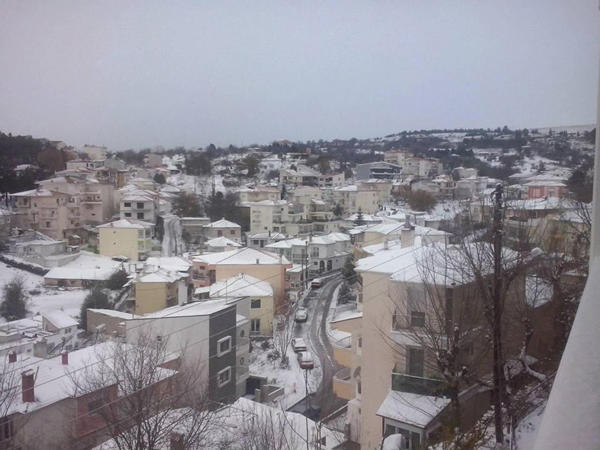 Στα λευκά ξύπνησε η Κοζάνη – Τσουχτερό το κρύο!