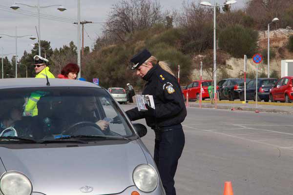 Ενημερωτικά φυλλάδια τροχαίας διανεμήθηκαν από αστυνομικούς του Τμήματος Τροχαίας Κοζάνης σε οδηγούς ενόψει των εορτών των Χριστουγέννων