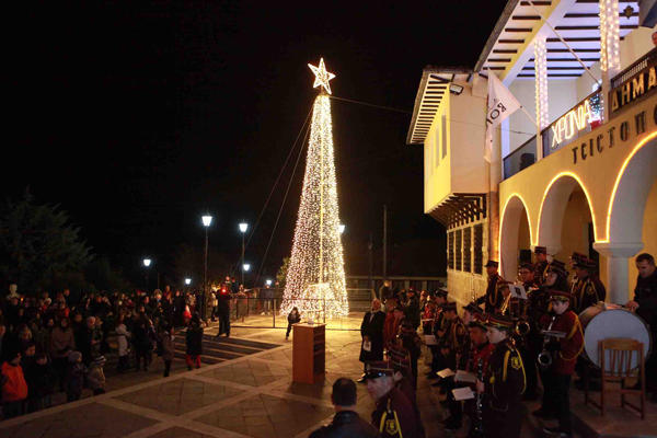 Δείτε φωτογραφίες από το άναμμα του χριστουγεννιάτικου δέντρου στη Σιάτιστα