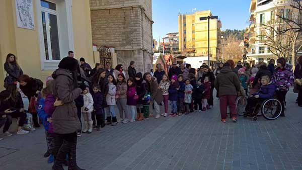 Θεατρικά παιχνίδια στα σκαλιά του Δημαρχείου
