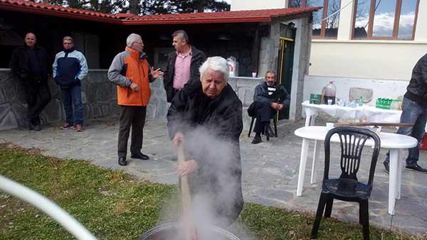Γουρουνοφλιά στον Αλιάκμωνα Βοΐου με πολλές τσιγαρίδες
