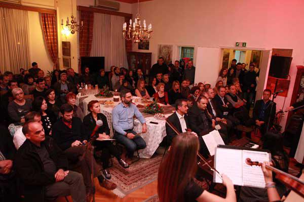 Όμορφη εορταστική ατμόσφαιρα στο γραφείο του Δημάρχου με μουσική και λόγο!