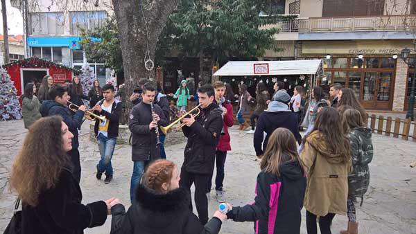Χριστουγεννιάτικο κλίμα στη Σιάτιστα από τους μαθητές του Μουσικού Σχολείου!