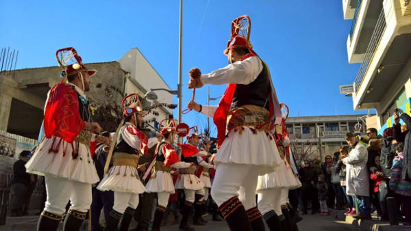 Ξεσήκωσαν τον κόσμο οι «Μωμόγεροι» με τα νταούλια και τις κουδούνες τους