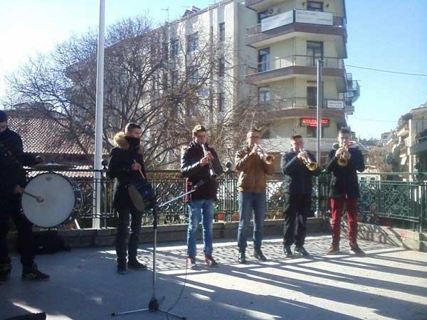Το Μουσικό Σχολείο Σιάτιστας είπε τα κάλαντα στην κεντρική πλατεία Κοζάνης