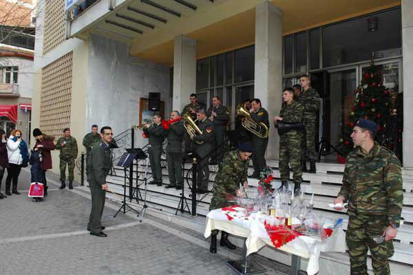 Εορταστικό κλίμα στο κέντρο της Κοζάνης από την μπάντα του Α΄ Σώματος Στρατού