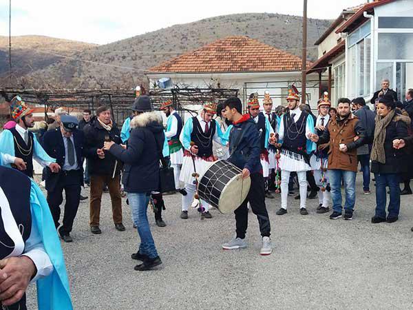 Αναβίωσε το έθιμο των μωμοέρων στη Σκήτη