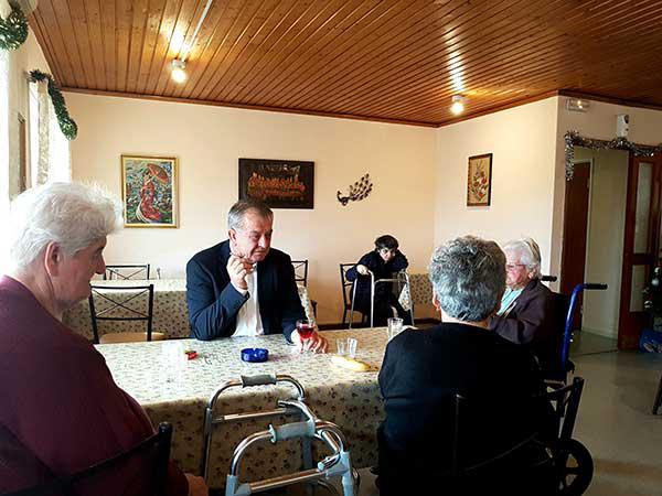 Eπίσκεψη – γεύμα του Γιώργου Ντζιμάνη στο Τάλειο γηροκομείο