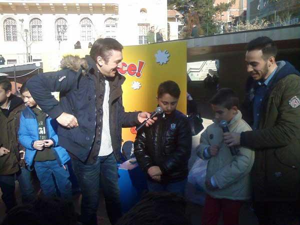 Παιχνίδια για παιδιά στην πλατεία με τον youtuber Τόλη