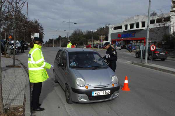 Ενημερωτικά φυλλάδια μοίρασε σε οδηγούς η Τροχαία Κοζάνης