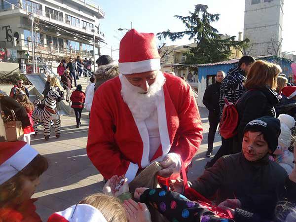 Ο Άγιος Βασίλης με τις καραμέλες στην κεντρική πλατεία της Κοζάνης