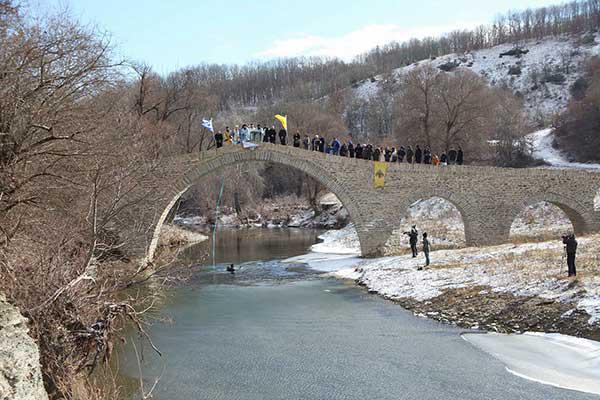 Αγιασμός των υδάτων στο πέτρινο γεφύρι Ανθοχωρίου