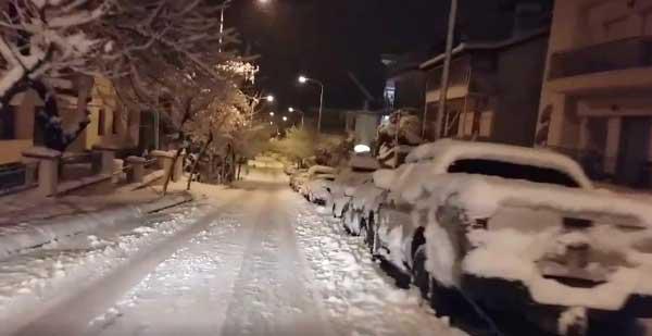 Κατεβαίνοντας ξημερώματα την οδό Δημοκρατίας με 20 εκ. χιόνι στο οδόστρωμα!