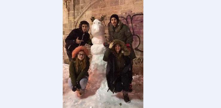Οι φοιτητές της Κοζάνης το διασκεδάζουν με το χιόνι, φτιάχνοντας δεινόσαυρο στην πλατεία!