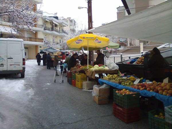 Με χιόνι και ελλείψεις σε προϊόντα η λαϊκή αγορά στη Σκ’ρκα