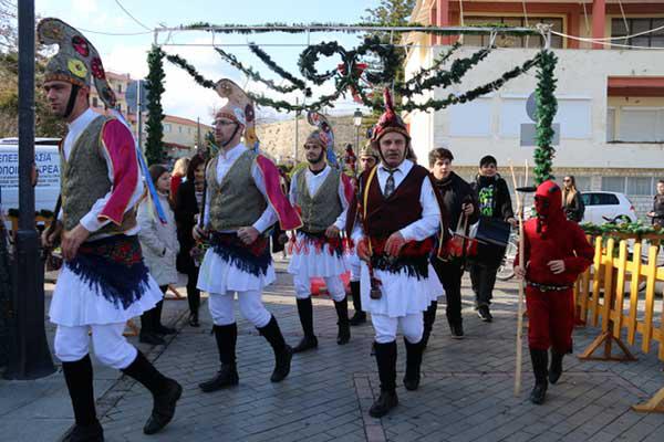 Οι Μωμόγεροι ξεσήκωσαν το Χριστουγεννιάτικο Χωριό στην Πρέβεζα!